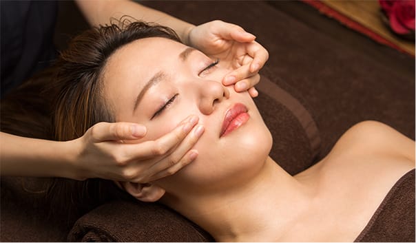 写真：フェイシャルエステの様子